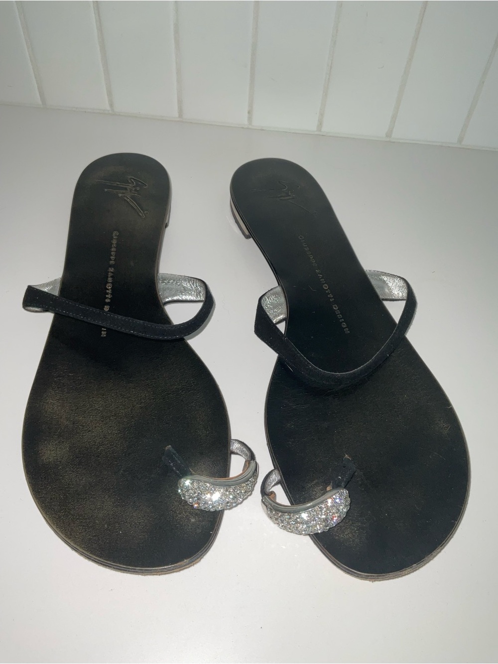 Giuseppe Zanotti Black Patent Leather Crystal Toe-Ring Sandals - Picture 2 of 9